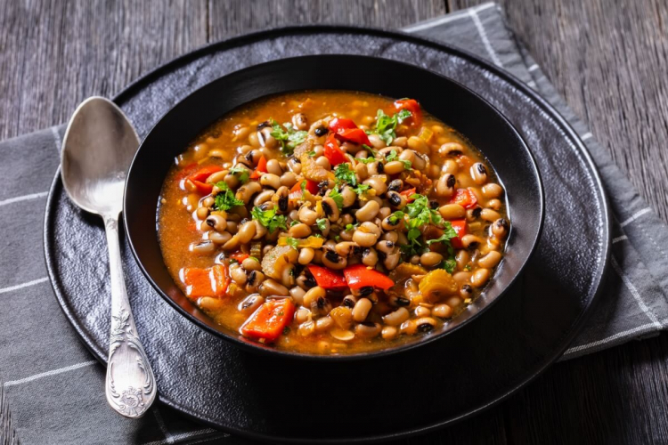 5 receitas práticas com feijão-fradinho para o almoço