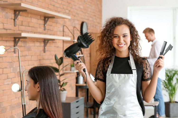 5 cursos profissionalizantes em beleza para ficar de olho em 2025