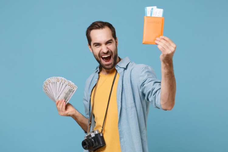 6 truques para aproveitar a queda do dólar e viajar gastando menos